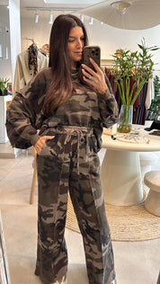 CAMO PRINT SWEATSHIRT & WIDE-LEG JOGGERS SET