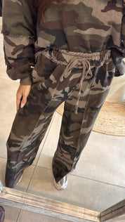 CAMO PRINT SWEATSHIRT & WIDE-LEG JOGGERS SET