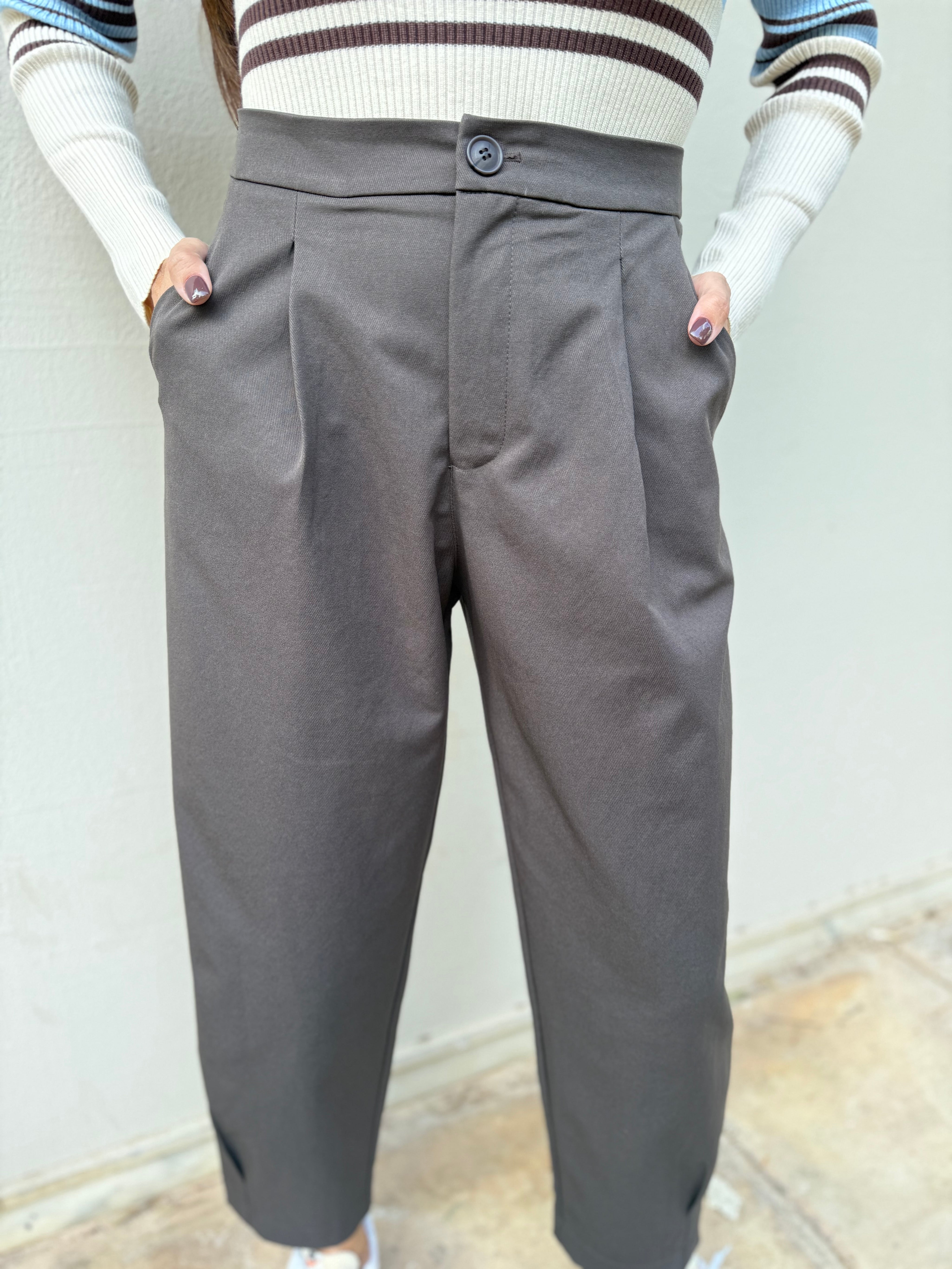 CHOCOLATE HIGH-WAISTED PLEATED TROUSERS