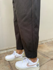 CHOCOLATE HIGH-WAISTED PLEATED TROUSERS